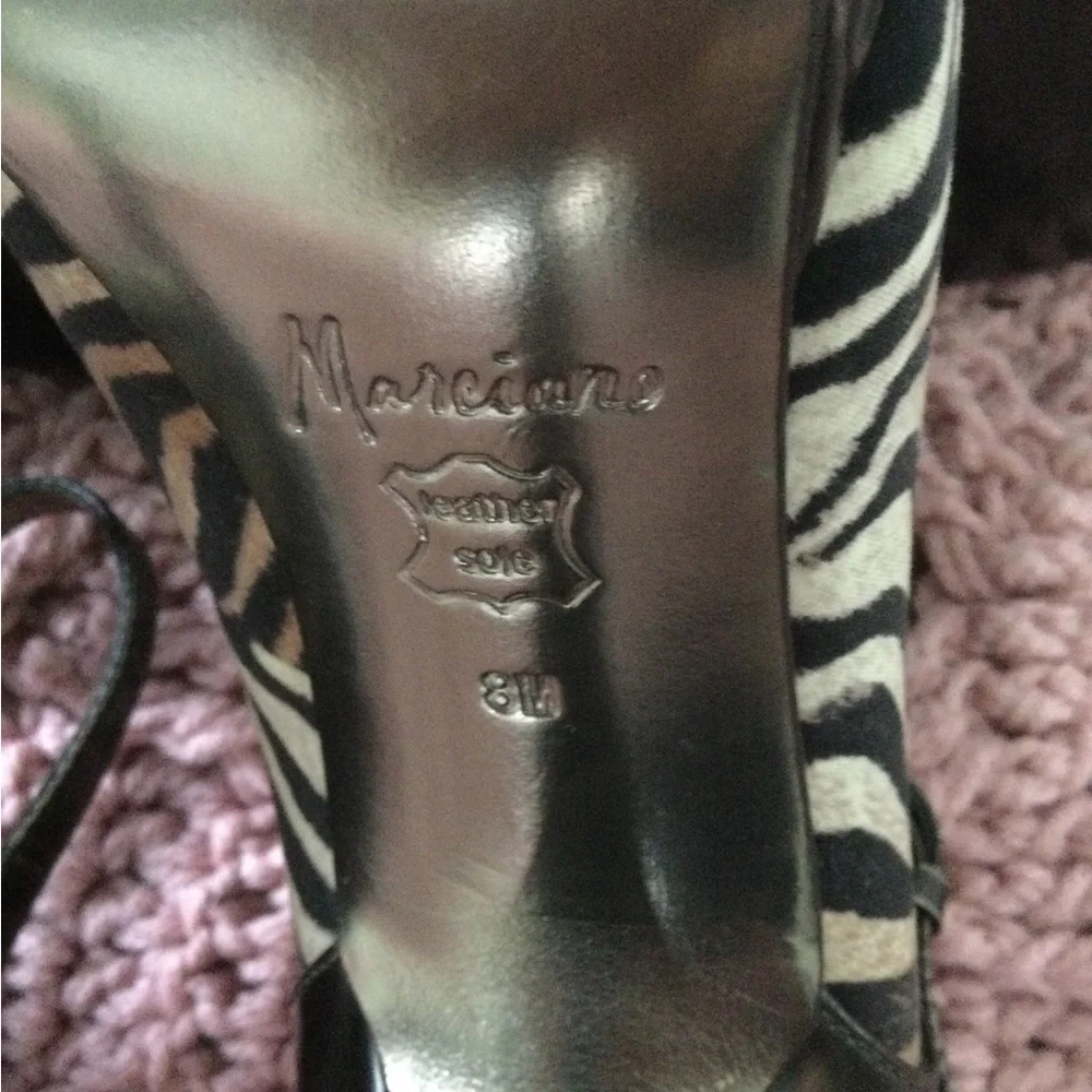 Ladies animal print heels - Picture 2 of 7